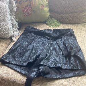 Black snake print pleated shorts